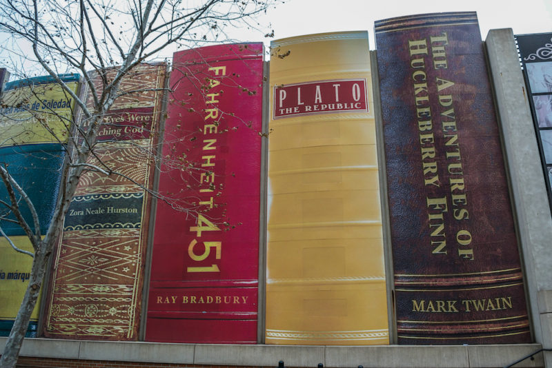 kansas-city-library-the-parking-garage-made-of-giant-books