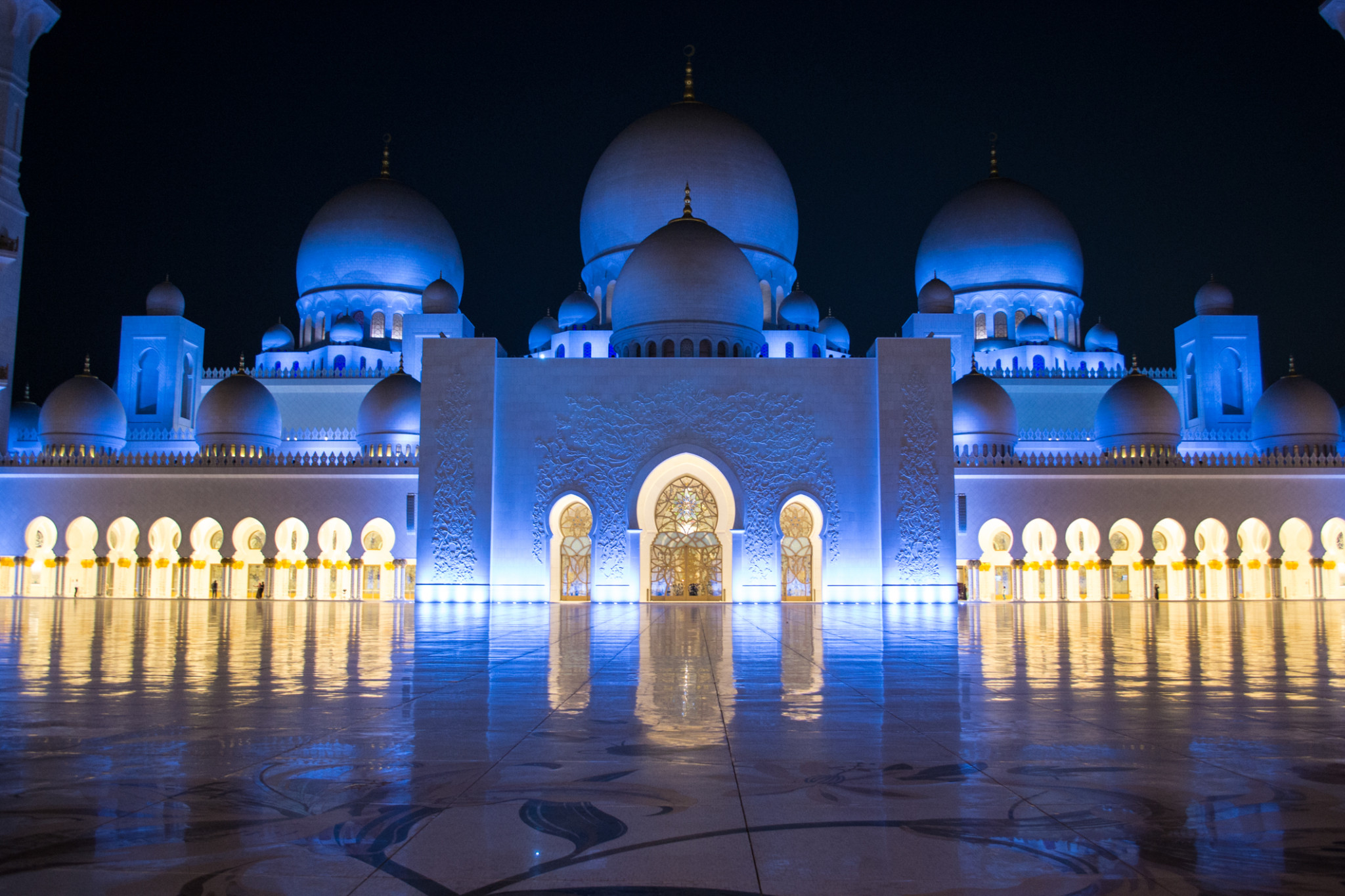 The Sheikh Sayed Grand Mosque at night. 