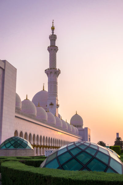 Tha Grand Mosque at sunset in Abu Dhabi.