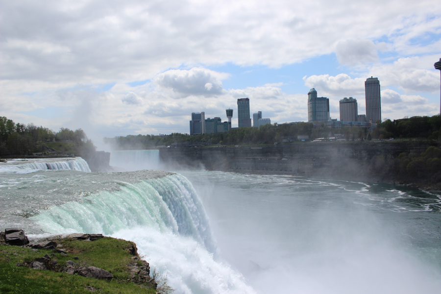 This image has an empty alt attribute; its file name is niagara-falls-2.jpg
