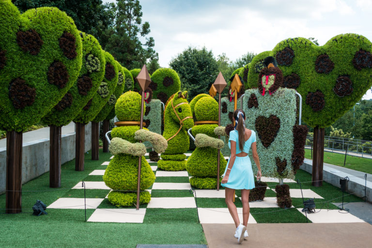 The Alice in Wonderland Gardens Exhibit in Atlanta • Jetset Jansen