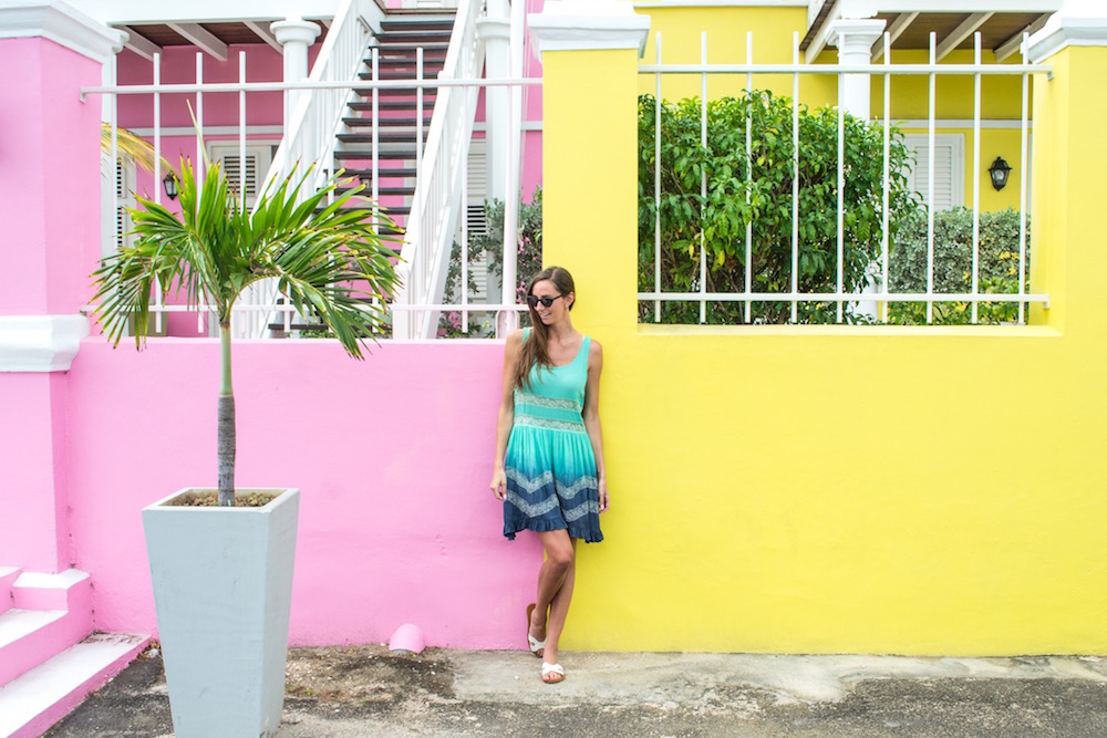 Aruba vs Curacao: the capital city of Curacao is much more vibrant, like these pink and yellow houses!