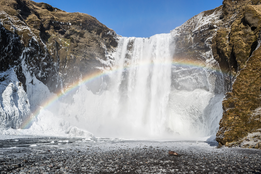 The skogafoss waterfall is an option to see with 2 days in Iceland or a long weekend.