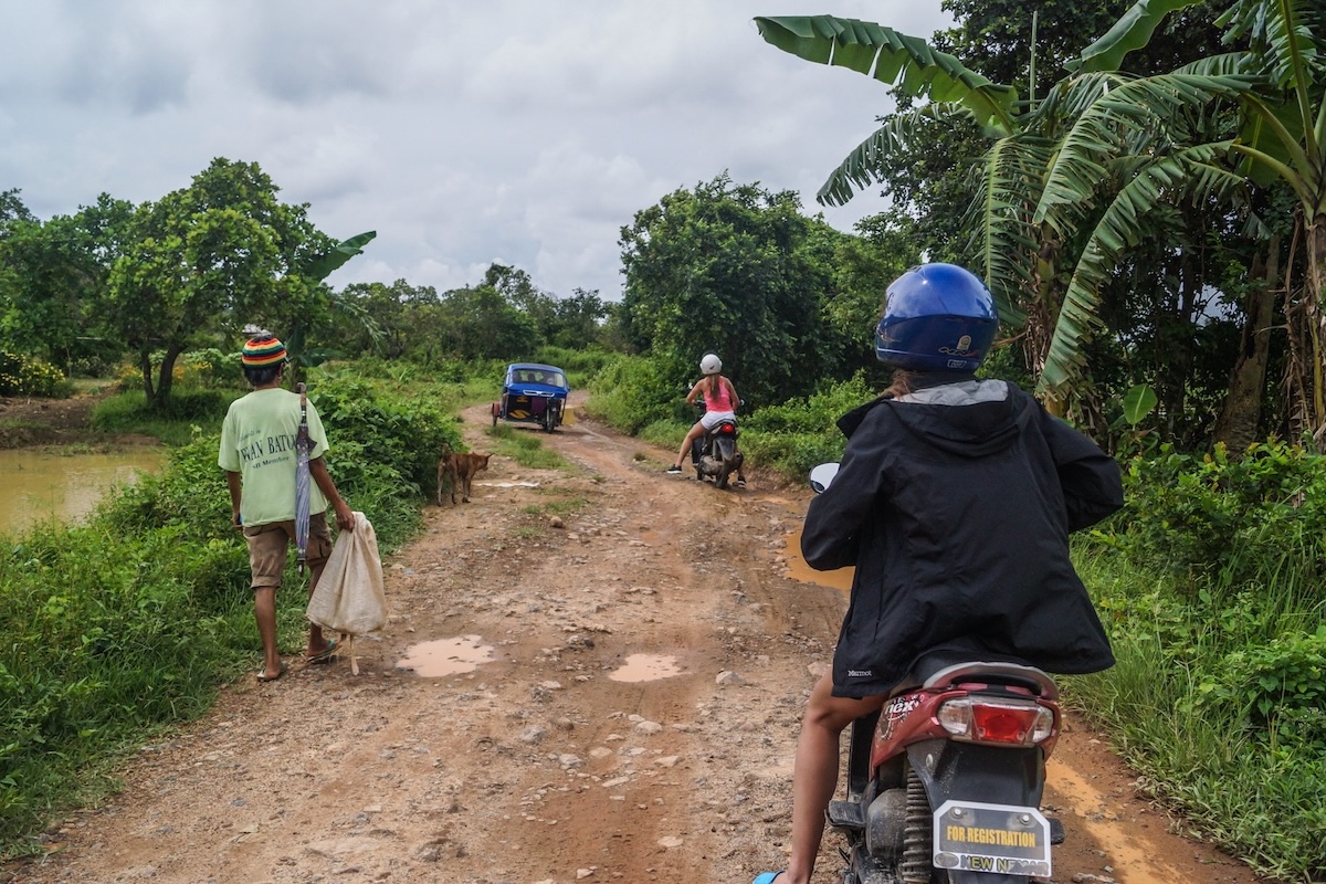 Renting scooters to drive to Nacpan Beach.